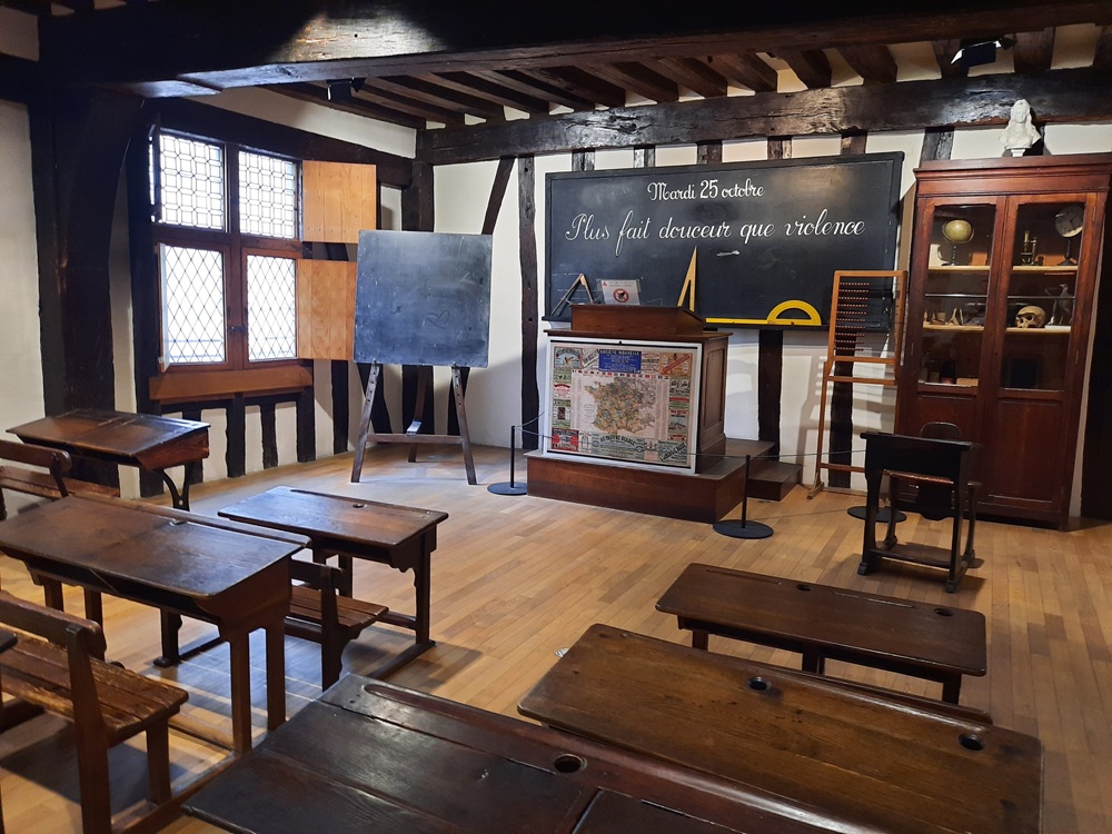 Reconstitution d'une ancienne salle de classe au musée national de l'Education