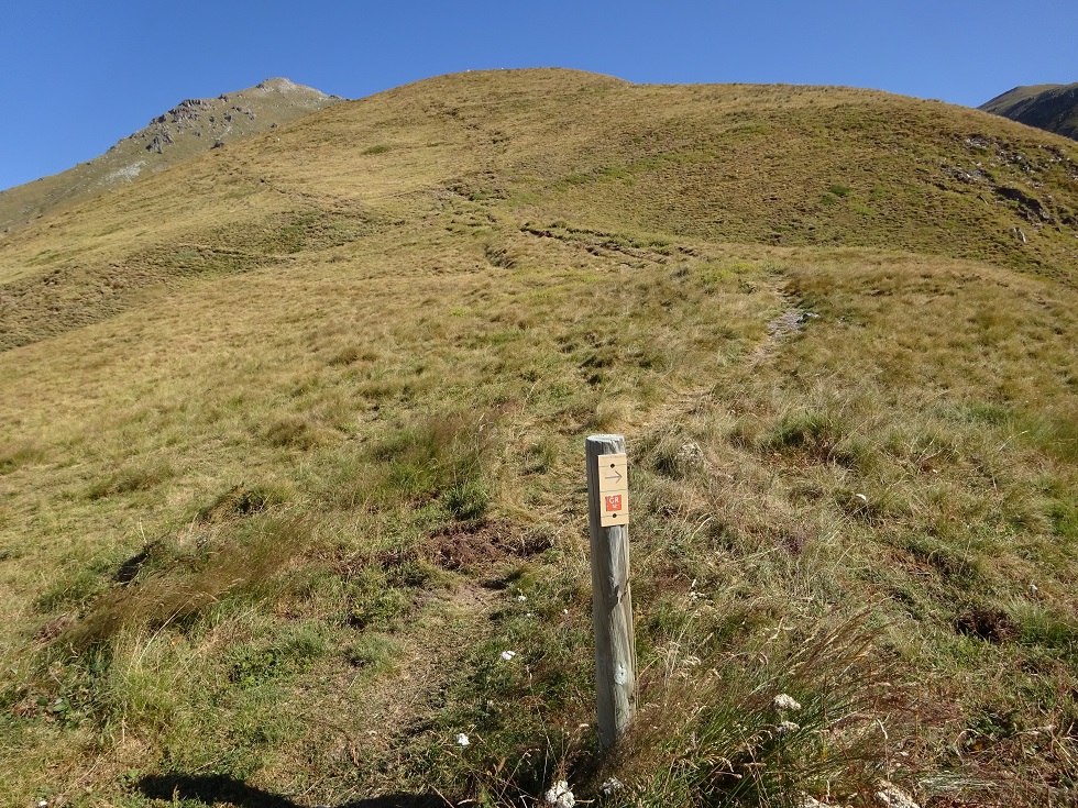 A la baisse Cavaline, on quitte le GR52 pour monter au Mont Capelet Supérieur, visible à gauche