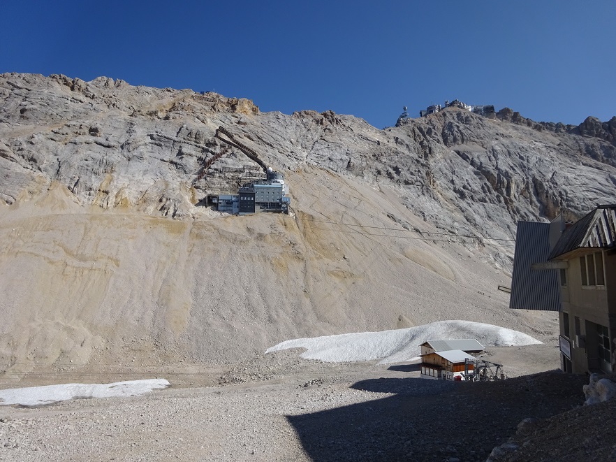 Arrivée à côté du glacier, on voit tout en haut la plateforme du Zugspitze