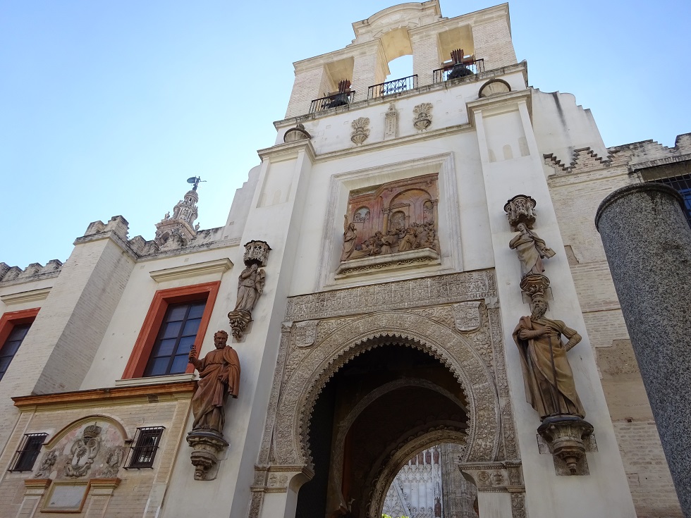 La Puerta del Perdón avec son arc almohade en fer à cheval qui permettait d'entrer dans la cour de la mosquée