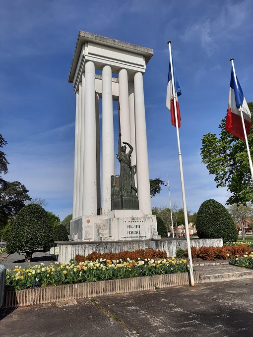 Plus excentré car au bout du Cours Foucault, le monumental Monument Aux Morts de la Guerre de 1914-18, en bronze et ciment armé