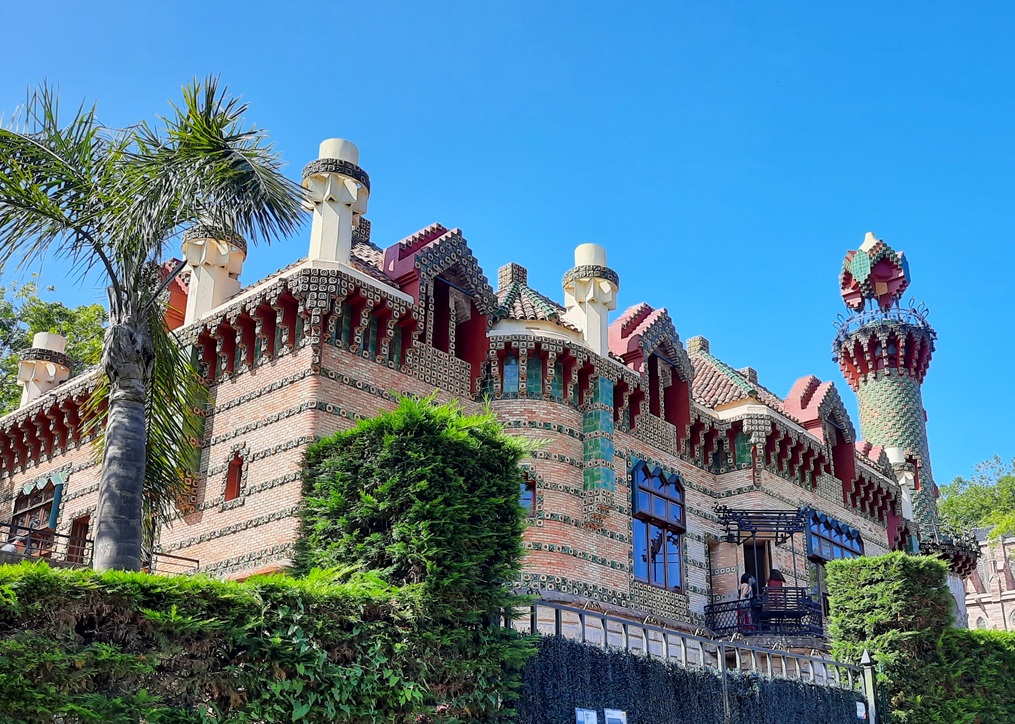 Pour le voir sur le côté avec suffisamment de recul, le plus simple est d'entrer dans l'allée qui va au Palacio de Sobrellano dont je parle juste après