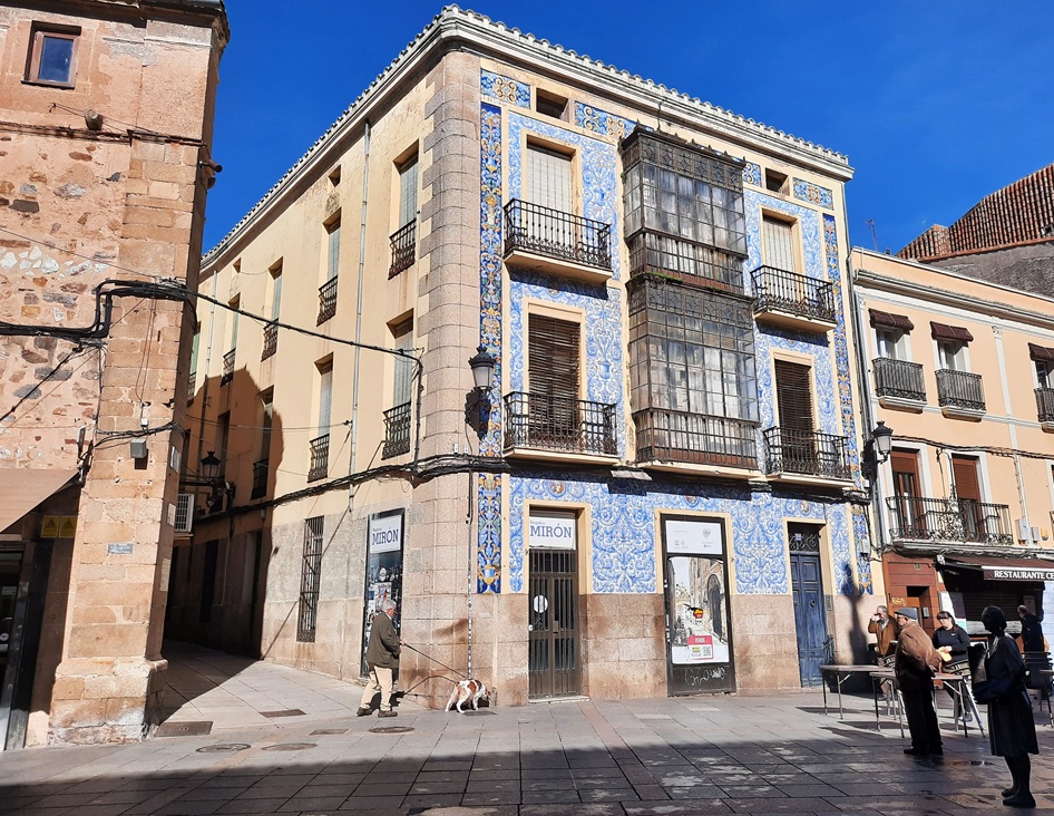 Pour changer des palais en pierre, cette façade Plaza de San Juan qui rappelle que le Portugal n'est pas loin