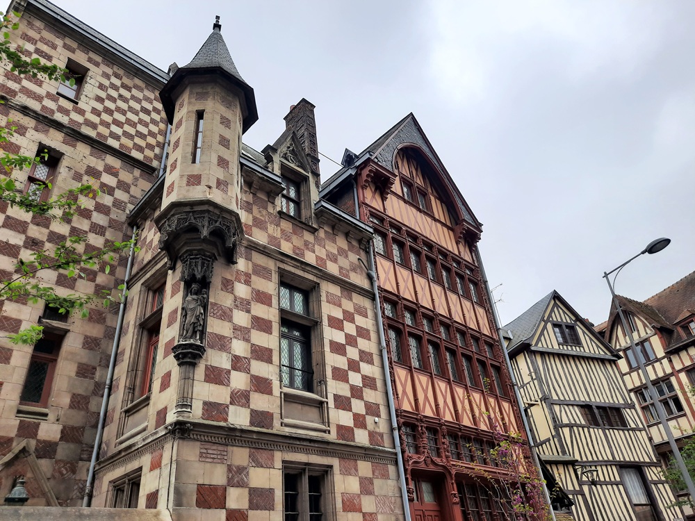 Encore une magnifique maison sur la place Barthélémy
