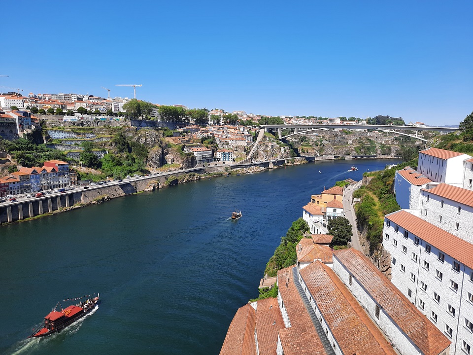 Vue sur le ponte Infante Dom Henrique à l'Est