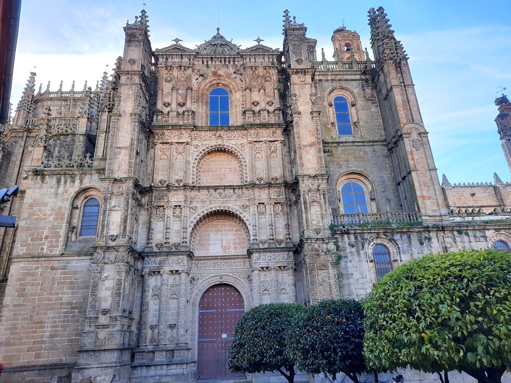 La façade nord de la cathédrale de Plasencia