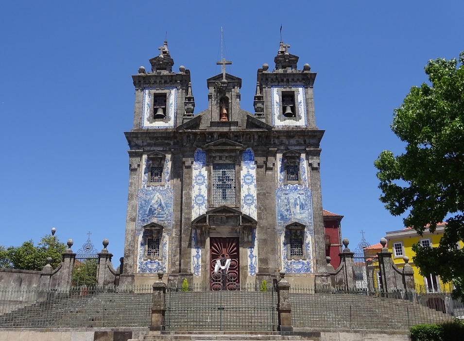 Igreja  de Santo Ildefonso qui date du début du XVIIIe siècle mais qui ne fut recouverte d'azulejos qu'en 1931
