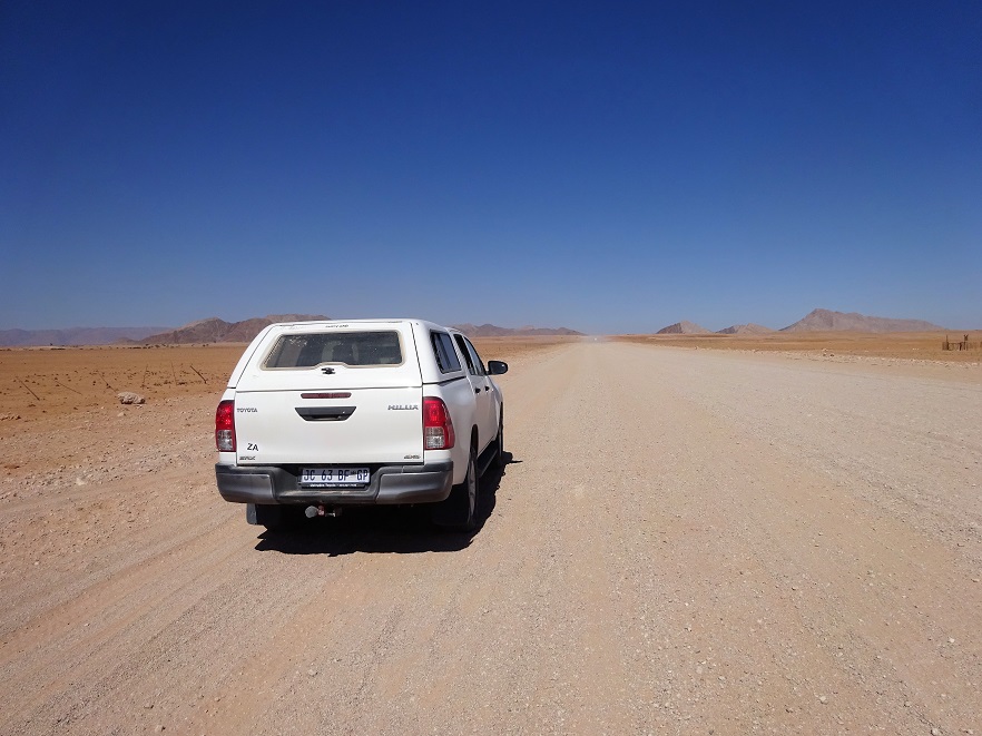 Sur une piste ,  en Namibie, on roule à gauche !
