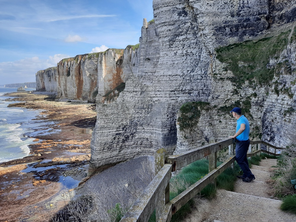 Descente vers la plage avec une vue incroyable sur les falaises