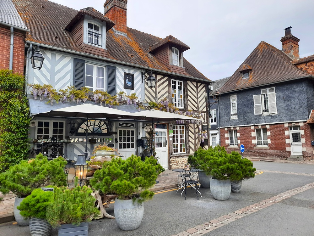 Sur la place de Beuvron-en-Auge