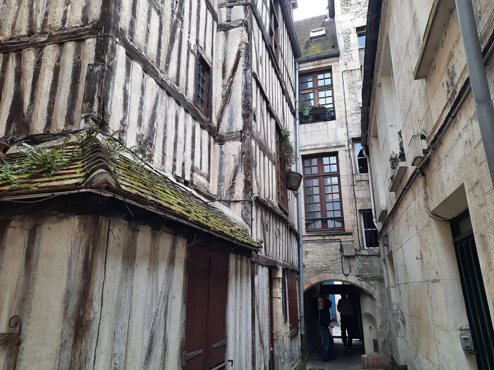Petite cour au 10 de la rue Froide