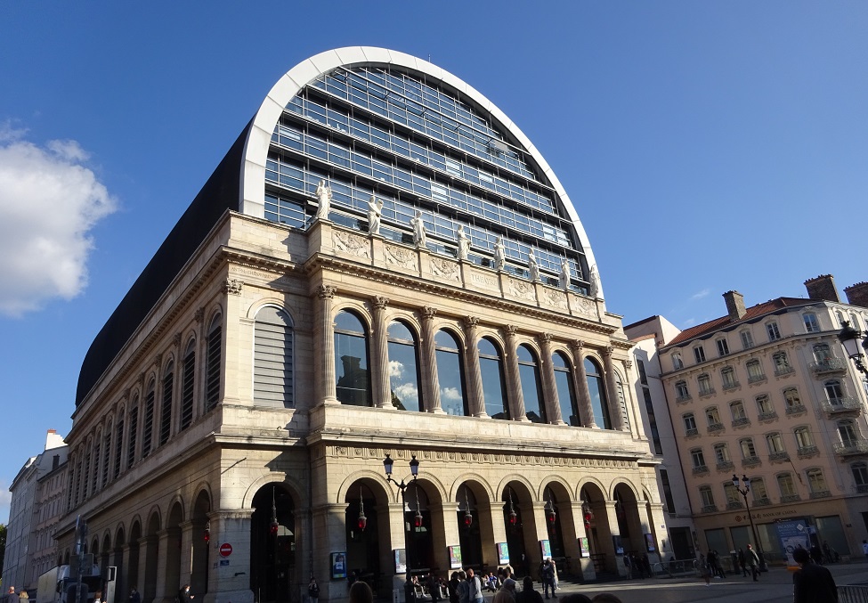 L'Opéra de Lyon rénové par Jean Nouvel qui lui a ajouté un énorme dôme de verre