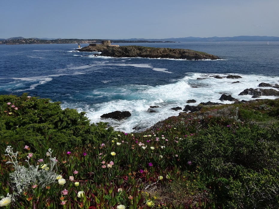 La vue exceptionnelle sur la petite île du Langoustier à la pointe de la presqu'île de même nom