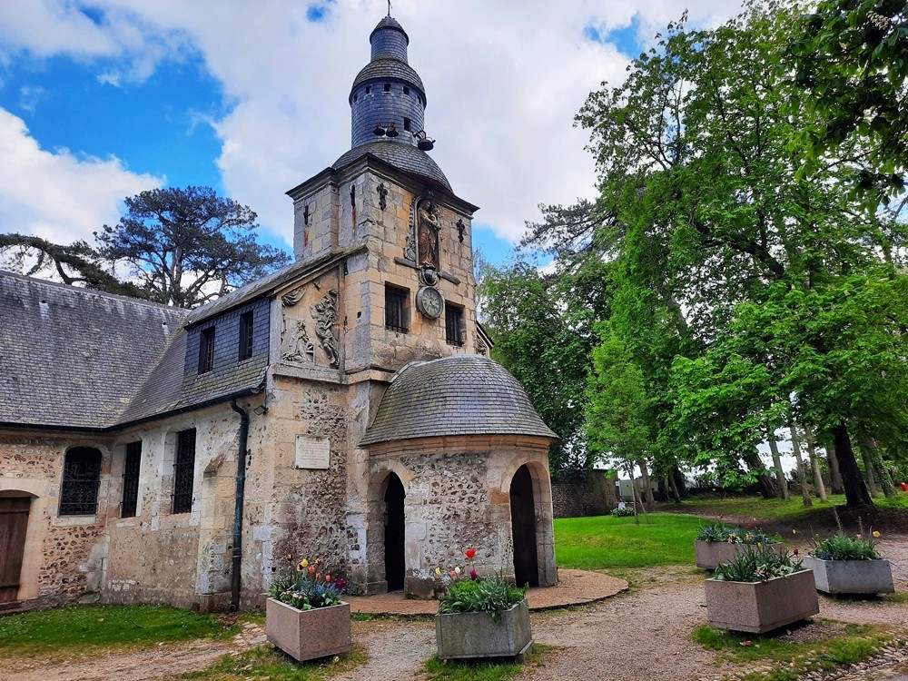 Sur les hauteur de Honfleur, la chapelle Notre-Dame-de-Grâce mérite une visite. Les vitraux sont très beaux. On peut se garer à côté