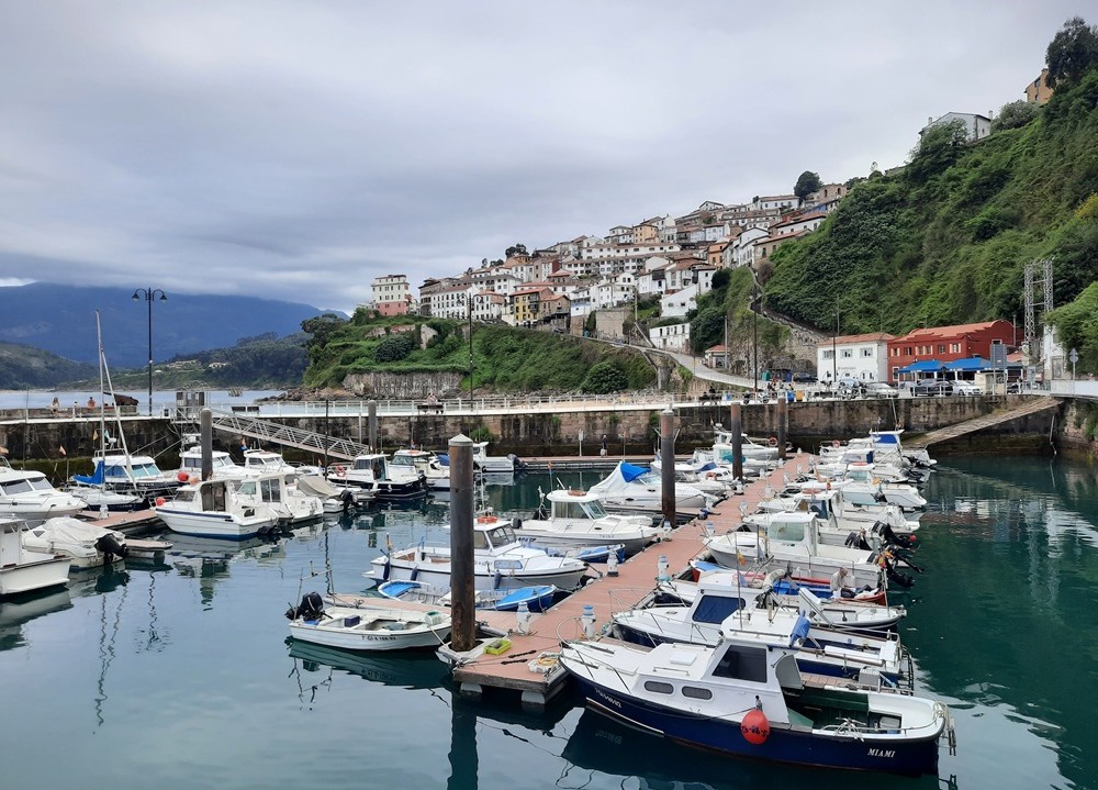 Et voila Llastres vu du bas avec les nuages qui arrivent