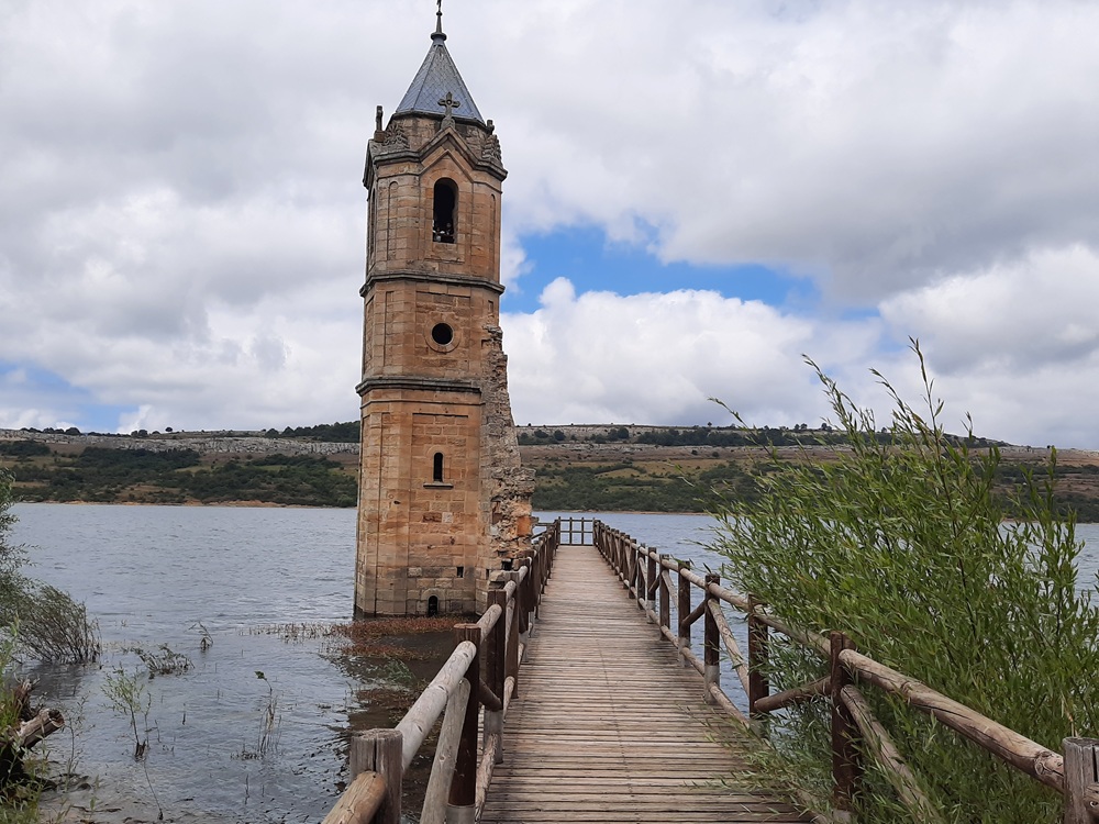 L'église partiellement engloutie de Rozas de Valdearroyo