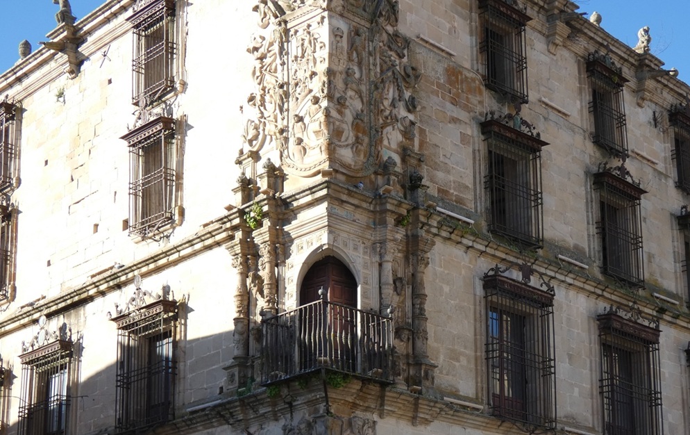 Le balcon d'angle avec dans le bas du médaillon la représentation de l'empereur inca Atahualpa qui a les mains plongées dans des caisses