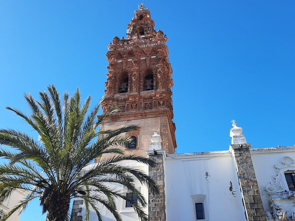 L’église San Miguel qui date du XVe s. se trouve sur la Plaza de España