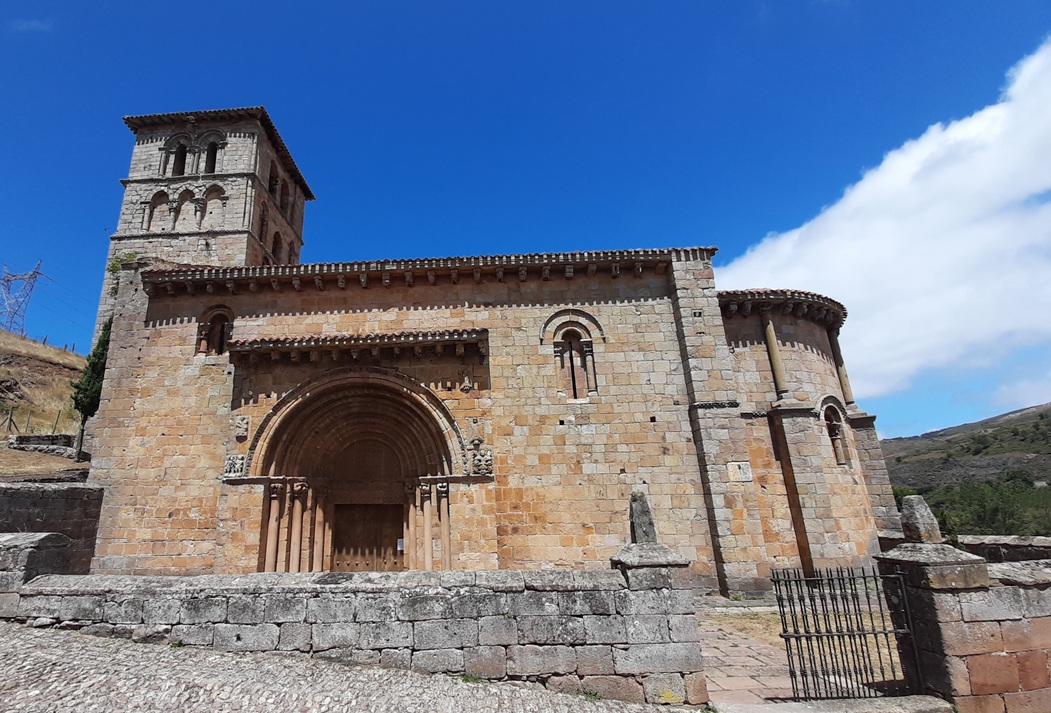 Colegiata San Pedro de Cervatos de style roman