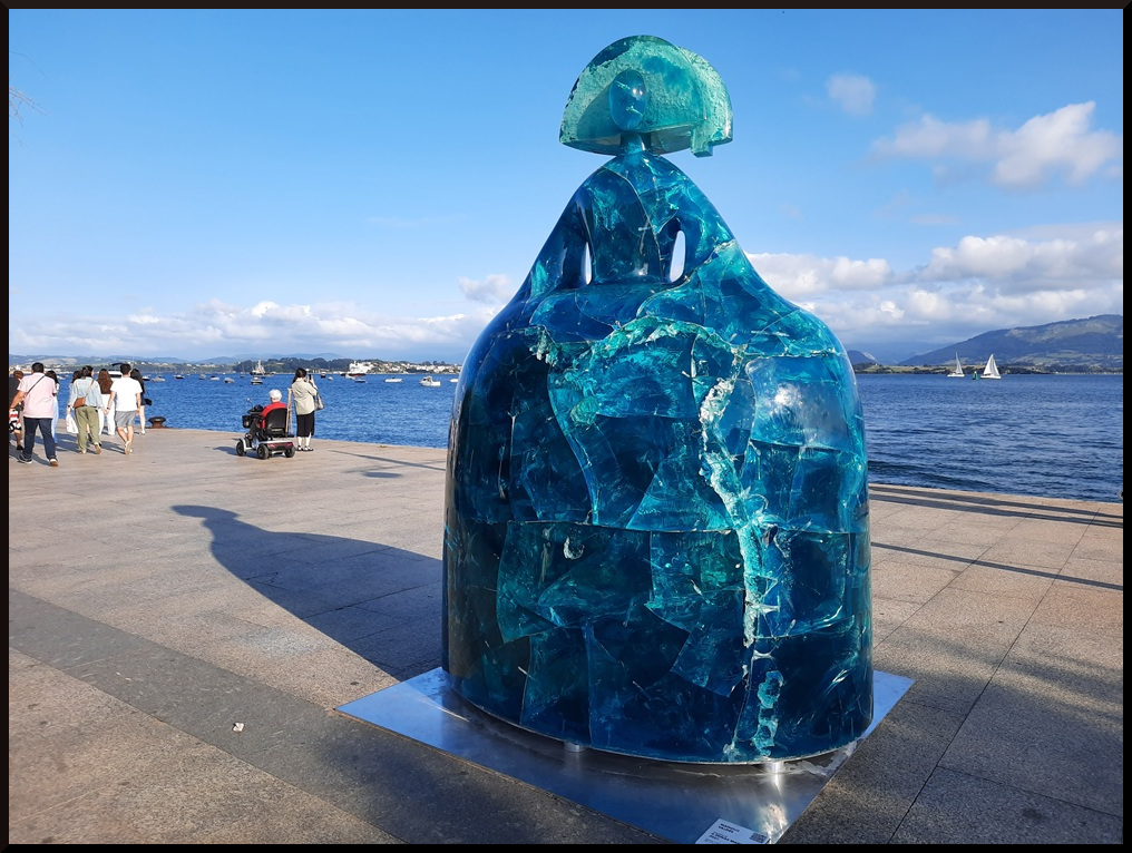 Sculpture de Manolo Valdés exposée sur le Paseo Maritimo pendant l'été 2025