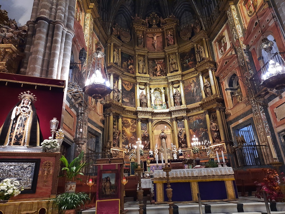 La basilique avec la vierge noire de Guadalupe dans la niche centrale du deuxième étage. La visite du monastère permet de la voir de près