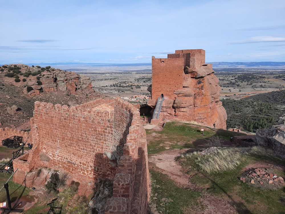 A l'intérieur de la muraille, le château sur son piton rocheux