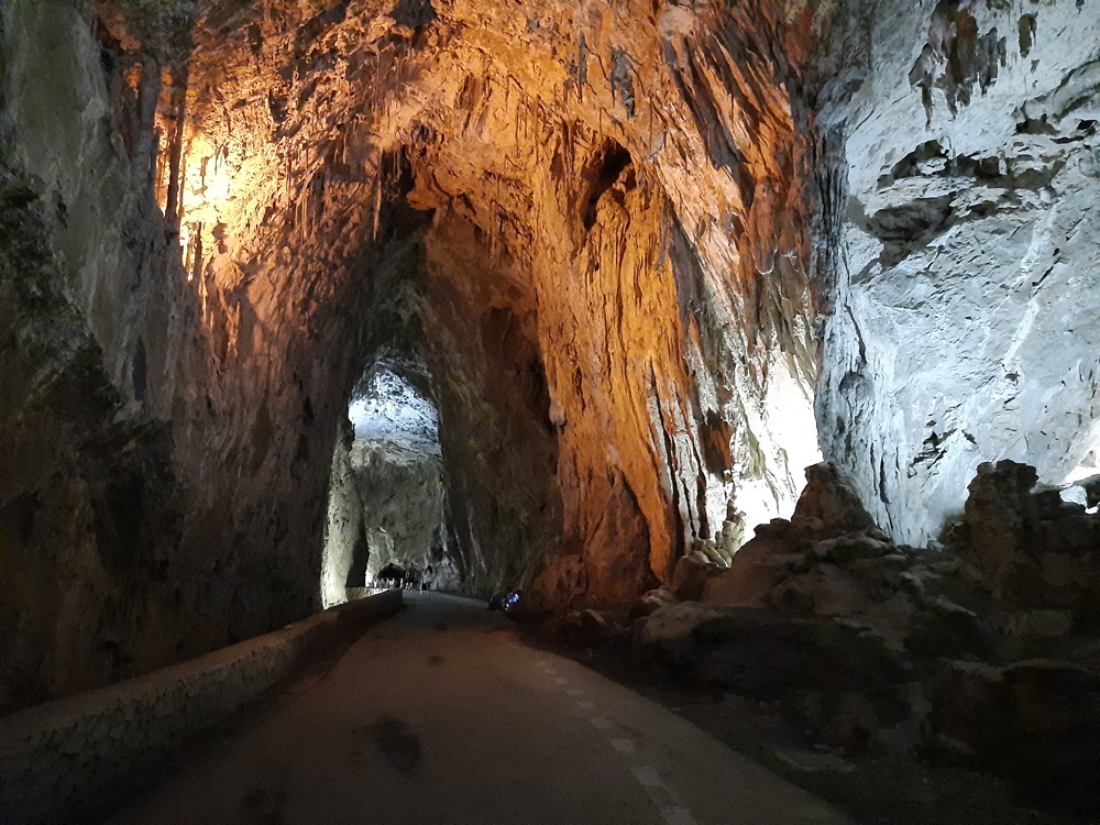 La grotte mesure 250 m de long et l'éclairage minimaliste donne une atmosphère mystérieuse