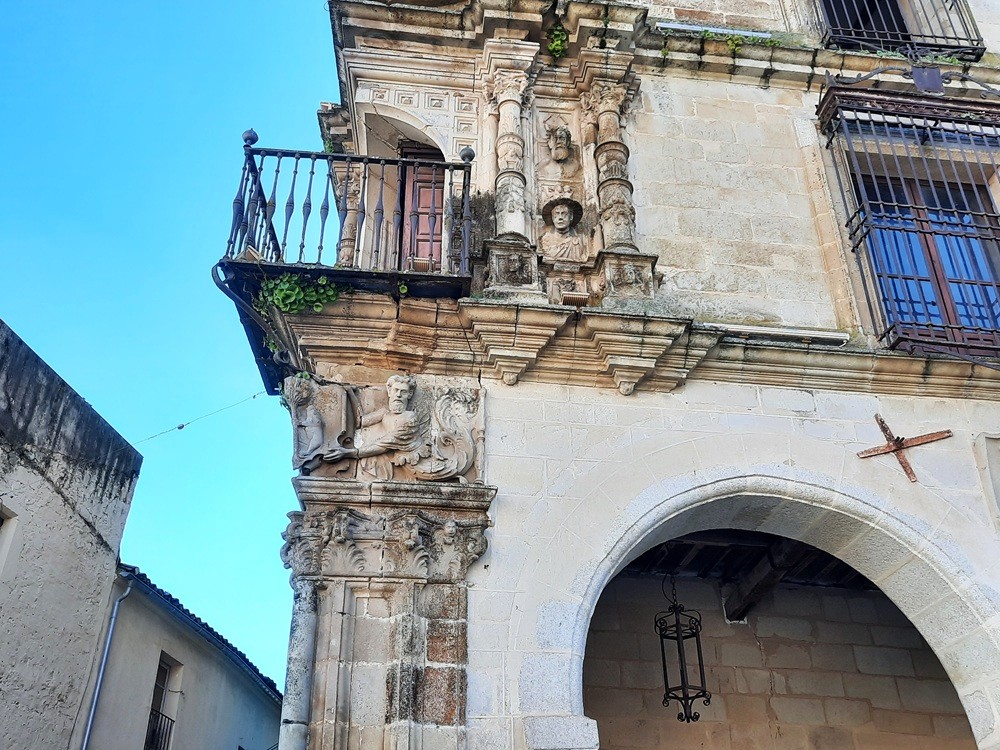 Autre détail du balcon avec le buste de Francisca Pizarro Yupanqui, la fille de Francisco Pizarro et d'une princesse Inca. Elle épousa Hernando Pizarro ... son oncle