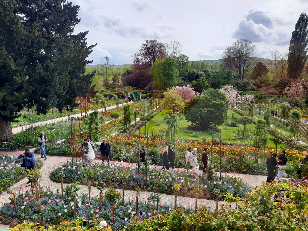 Le jardin du Clos Normand vu de la maison (photo très moyenne car prise à travers la vitre)