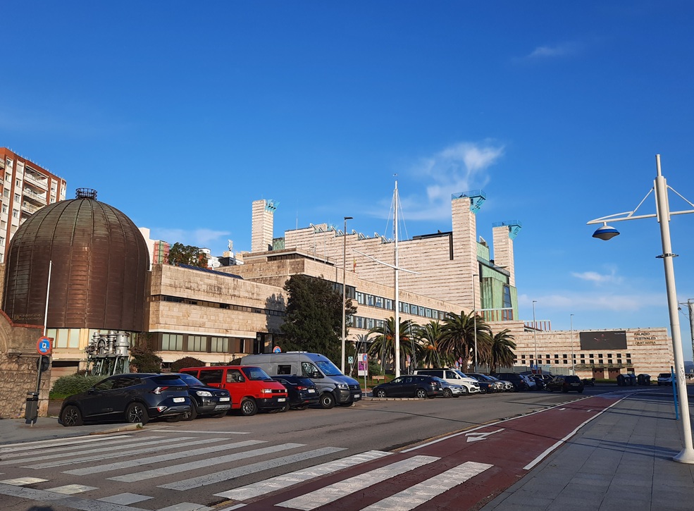 Au fond, le Palacio de Festivales en marbre et cuivre, construit en 1990