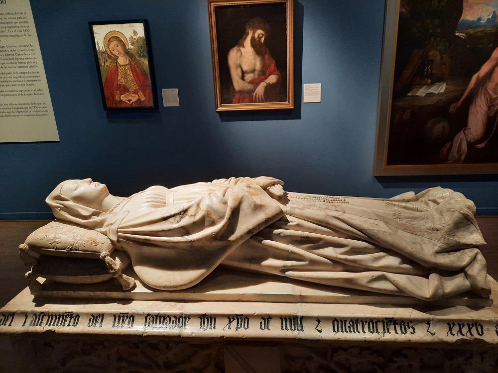Gisant du XVe s. dans le musée