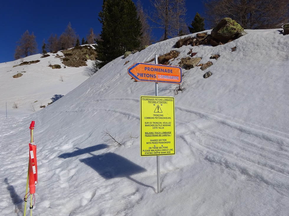 Sur les tronçons communs avec les pistes de ski, des panneaux rappellent de marcher sur le côté.