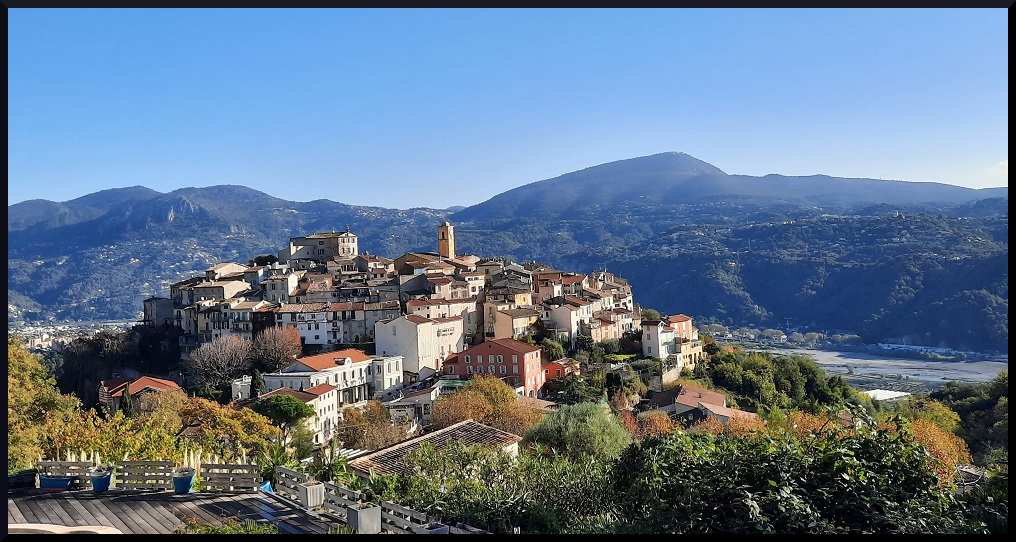 Le village de Gattières vu en début de montée