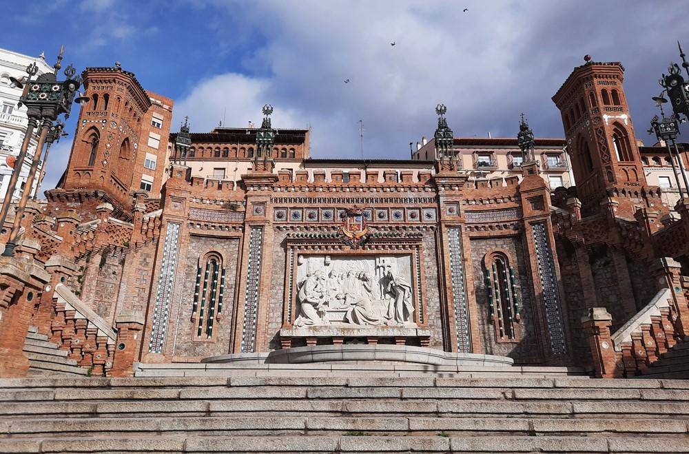 Sur le bas-relief une évocation de l'histoire des Amants de Teruel
