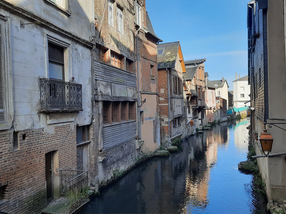 Vue sur le bras sud de La Risle rue Thiers à Pont-Audemer