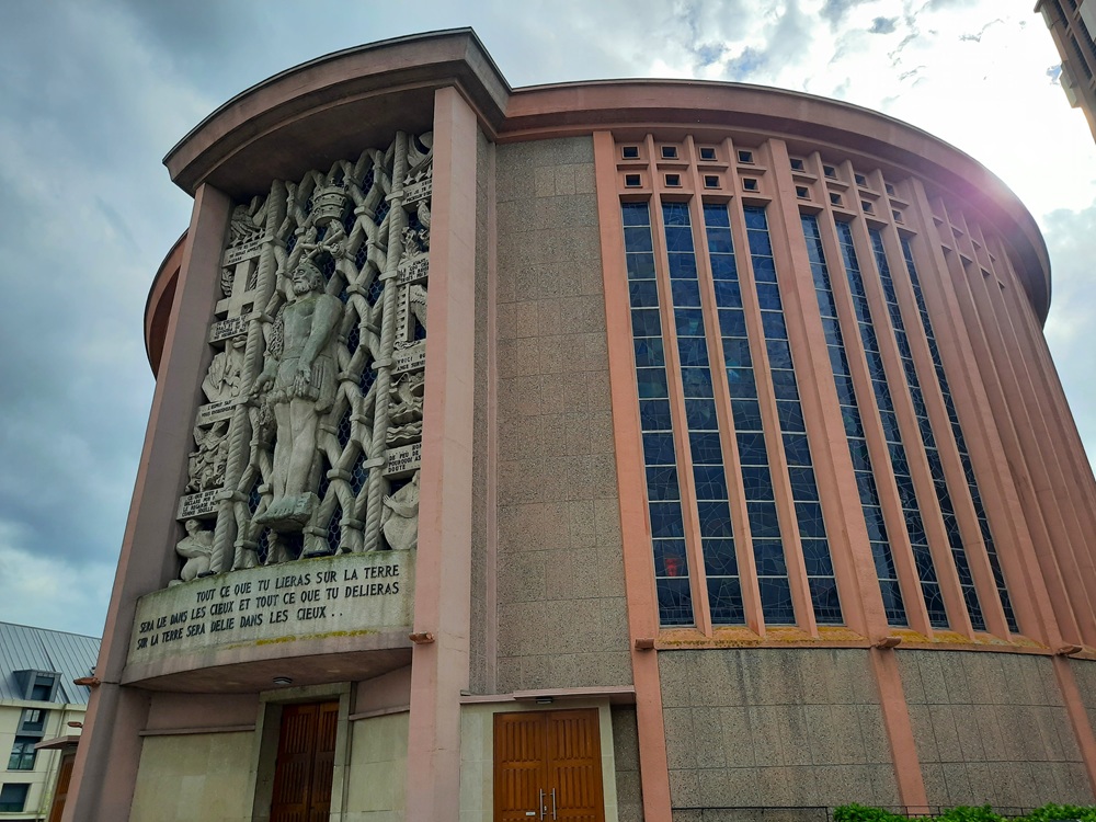L'extérieur de l'église Saint-Pierre en béton rose ne fait pas dans la finesse