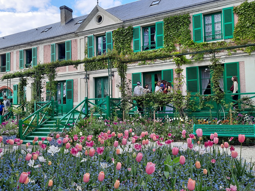 En avril, le jardin du Clos Normand était recouvert de tulipes