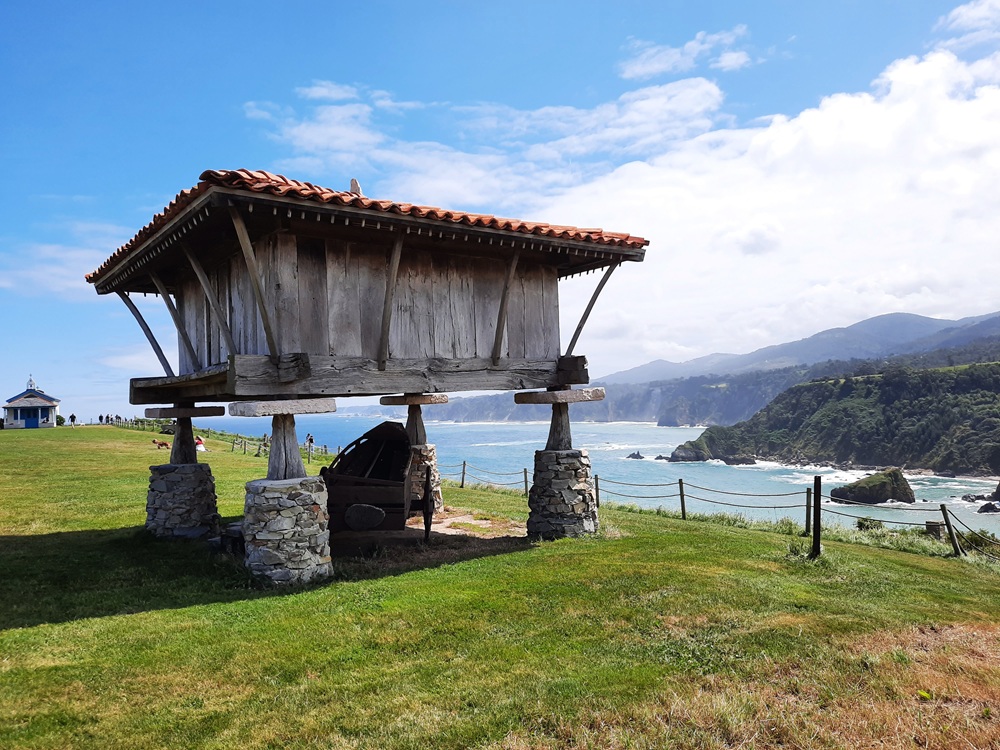 Au loin la Ermita de la Regalina et au premier plan un des deux hórreos