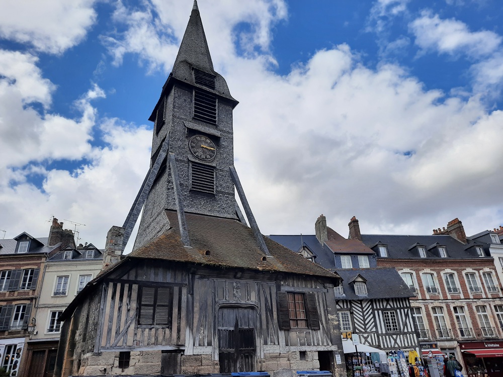 Le clocher Sainte-Catherine à côté du port