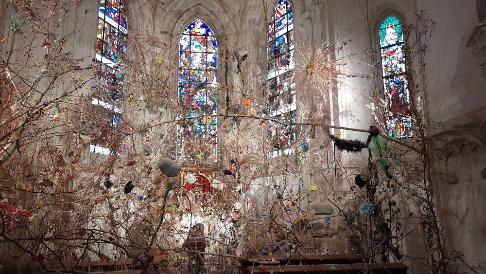 Dans la chapelle, une oeuvre de Gerda Steiner et Jörg Lenzlinger  : "Les pierres et le printemps" 