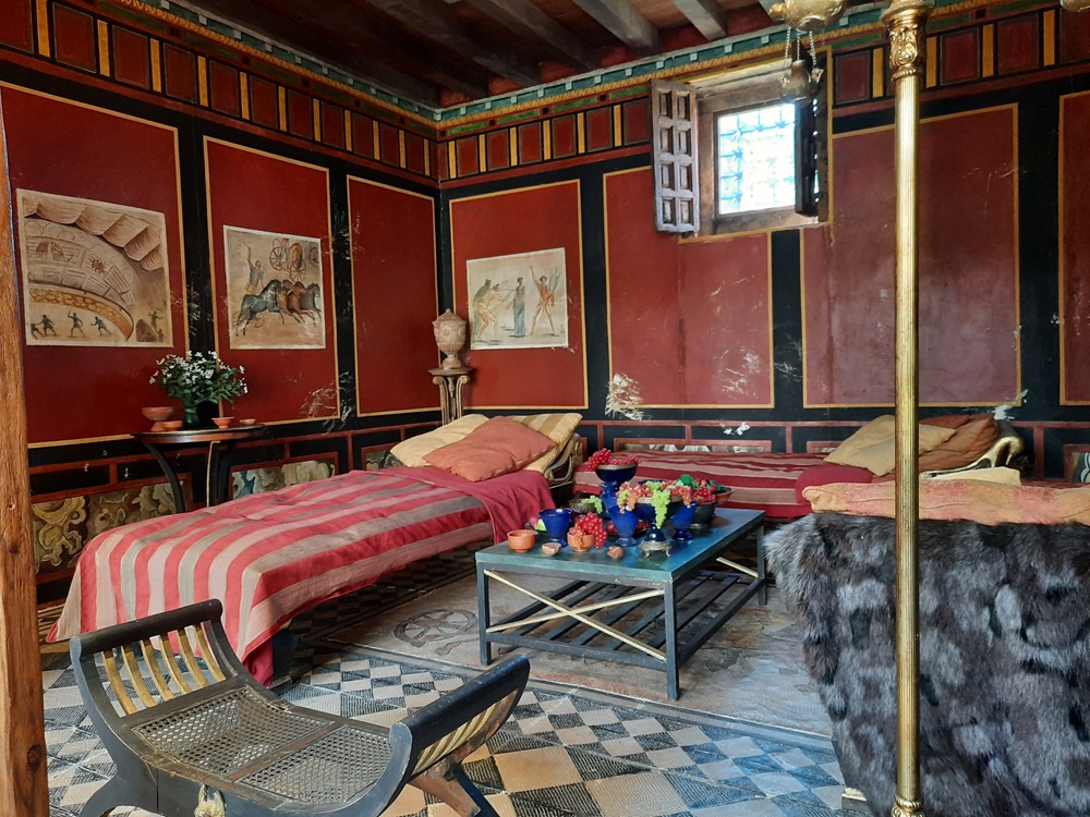 La salle à manger où le maitre de maîson et ses invités prenaient place. Les chaises étaient réservées aux femmes qui elles n'avaient pas le droit de manger vautrées 😉