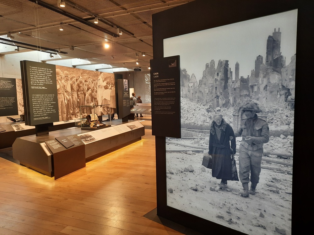 Cette photo du Visitor Center du cimetière américain donne une idée de l'état de Caen au sortir de la guerre
