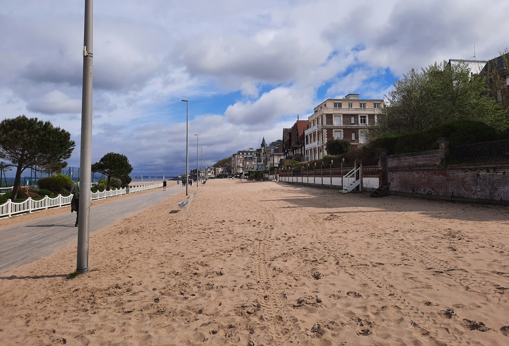 Une promenade en bois a été aménagée sur la plage de Trouville