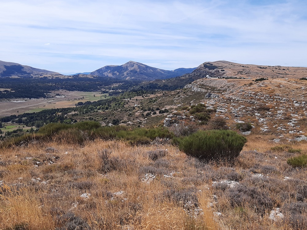 Le plateau de Calern avec l'observatoire au loin