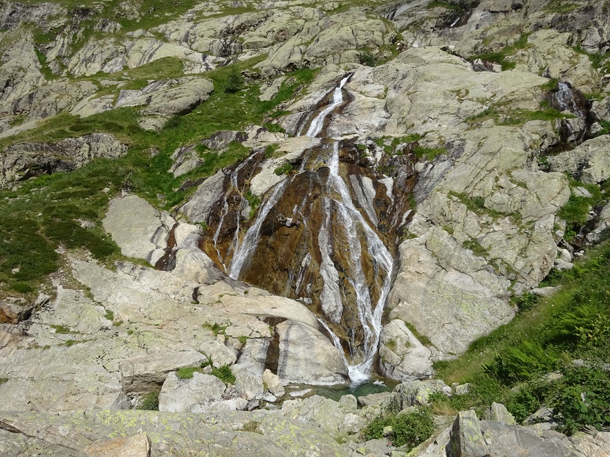 La cascade de l'Estresch en montant dans le vallon de la Gordolasque