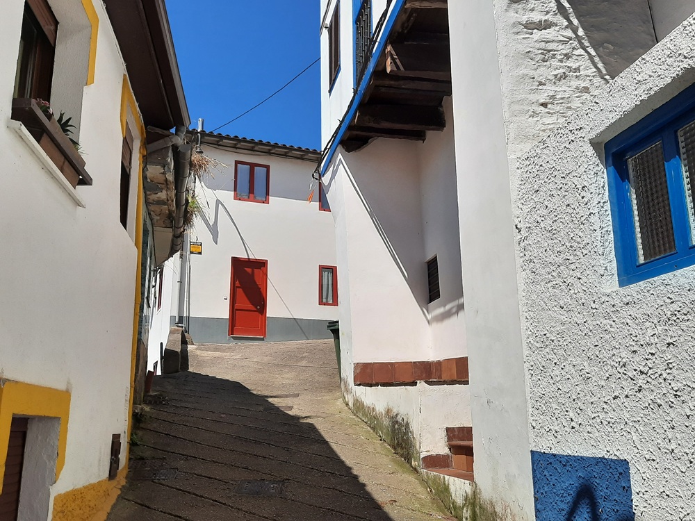 La Calle Cimadevilla avec ses allures de tableau de Mondrian