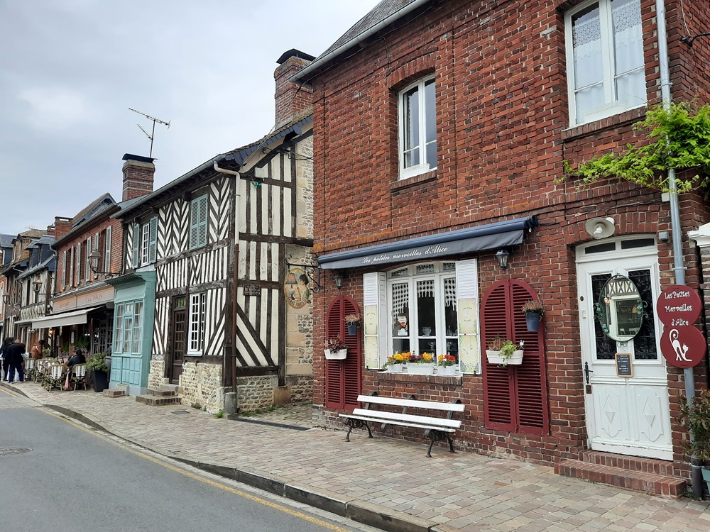 Rares sont les maisons qui n'abritent pas un commerce