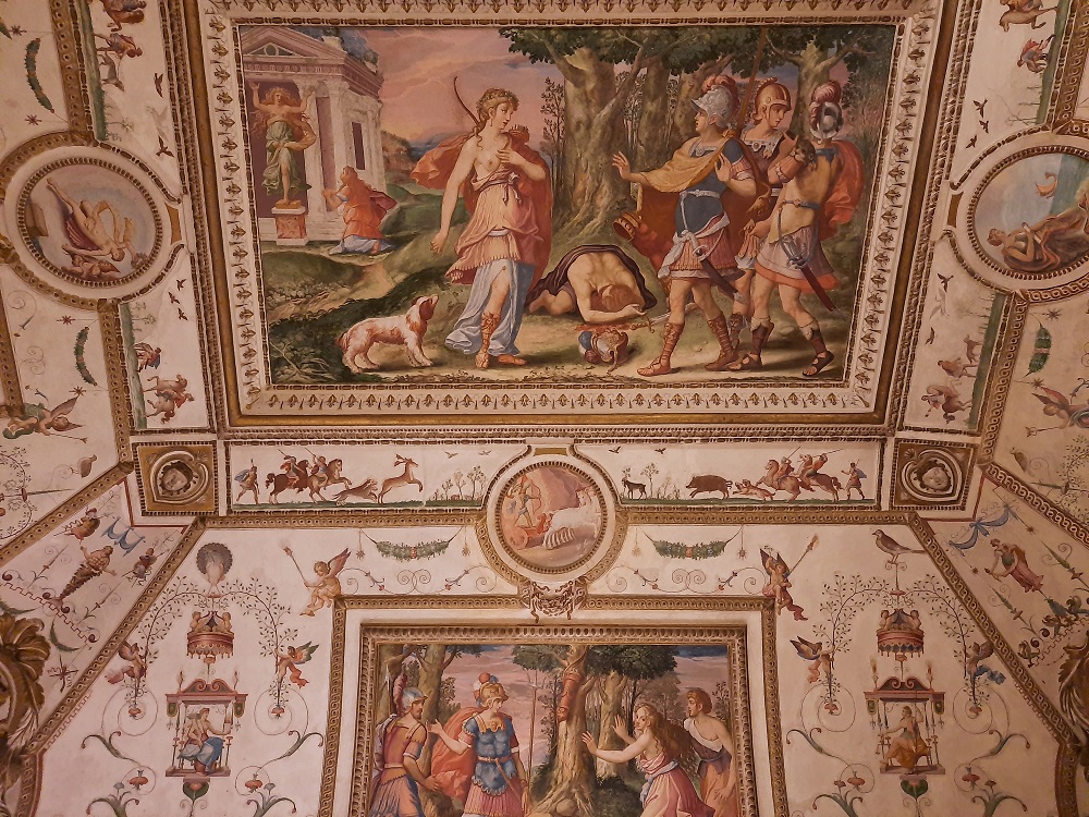 Le plafond d'une des salles avec des fresques qui datent de la fin du XVIe siècle