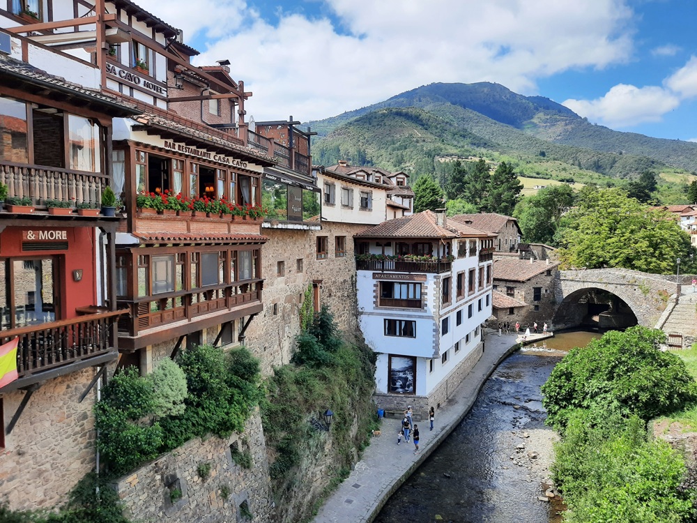J'adore ces maisons suspendues au-dessus de la rivière