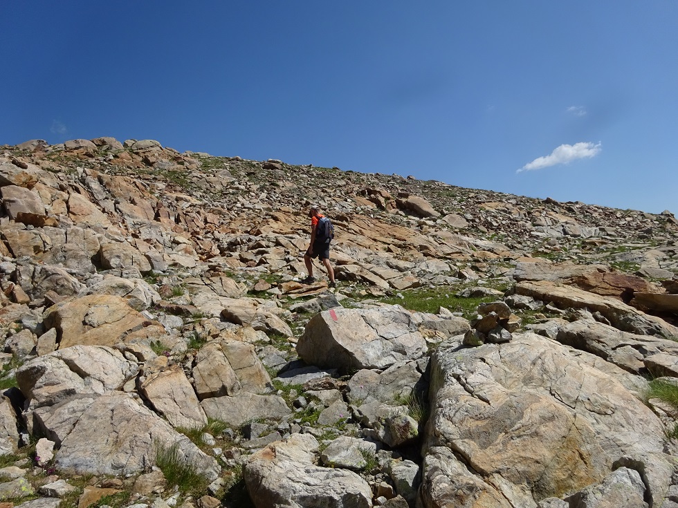 La plus grande partie de la montée au Malinvern est facile, on se guide grâce aux marques rouges et aux cairns. Il y a même un sentier poussiéreux sur une portion de la montée.